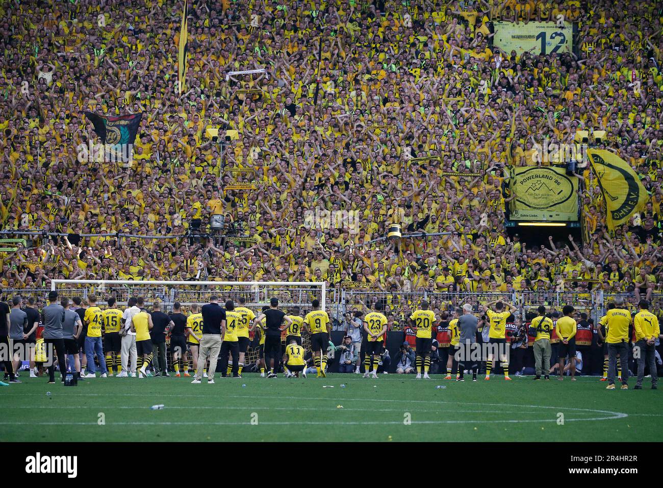 Dortmund, Deutschland, 1. Fussball Bundesliga 34. Spieltag Borussia  Dortmund : 1. FSV Mainz 05  2-2 27. 05. 2023 im Signal-Iduna Park  in Dortmund  Trotz der verspielten Meisterschaft wurde die Mannschaft von Borussia Dortmund nach dem Spiel von den Fans der Südkurve (Gelbe Wand) mit Applaus bedacht. Foto: Norbert Schmidt, Duesseldorf Stock Photo