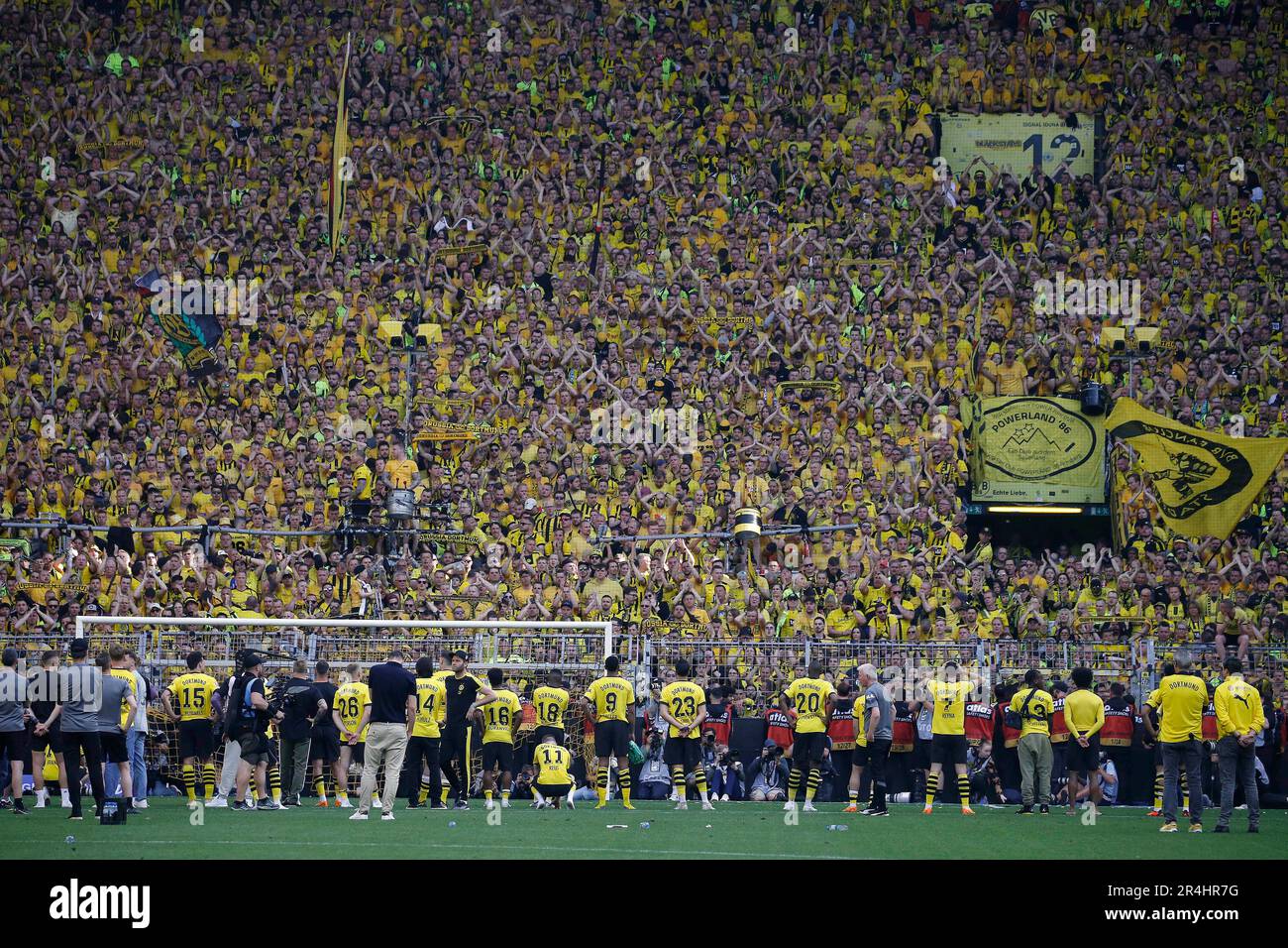 Dortmund, Deutschland, 1. Fussball Bundesliga 34. Spieltag Borussia  Dortmund : 1. FSV Mainz 05  2-2 27. 05. 2023 im Signal-Iduna Park  in Dortmund  Trotz der verspielten Meisterschaft wurde die Mannschaft von Borussia Dortmund nach dem Spiel von den Fans der Südkurve (Gelbe Wand) mit Applaus bedacht. Foto: Norbert Schmidt, Duesseldorf Stock Photo