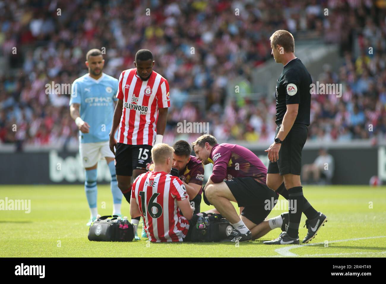 London, UK. 28th May, 2023. Ben Mee of Brentford assisted by the physios in the first half during the Premier League match between Brentford and Manchester City at Gtech Community Stadium, London, England on 28 May 2023. Photo by Pedro Soares. Editorial use only, license required for commercial use. No use in betting, games or a single club/league/player publications. Credit: UK Sports Pics Ltd/Alamy Live News Stock Photo