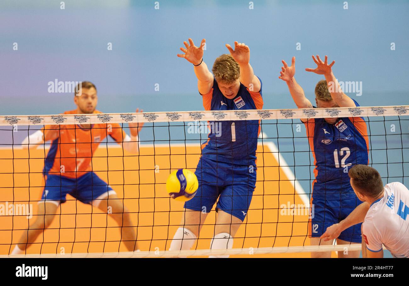 ZWOLLE - Siebe Korenblek (m), Bennie Tuinstra (r) and Gijs Jorna of TeamNL  Volleyball Men during the friendly match against Slovenia in the Landstede  Sportcentrum. The Dutch volleyball players play the match