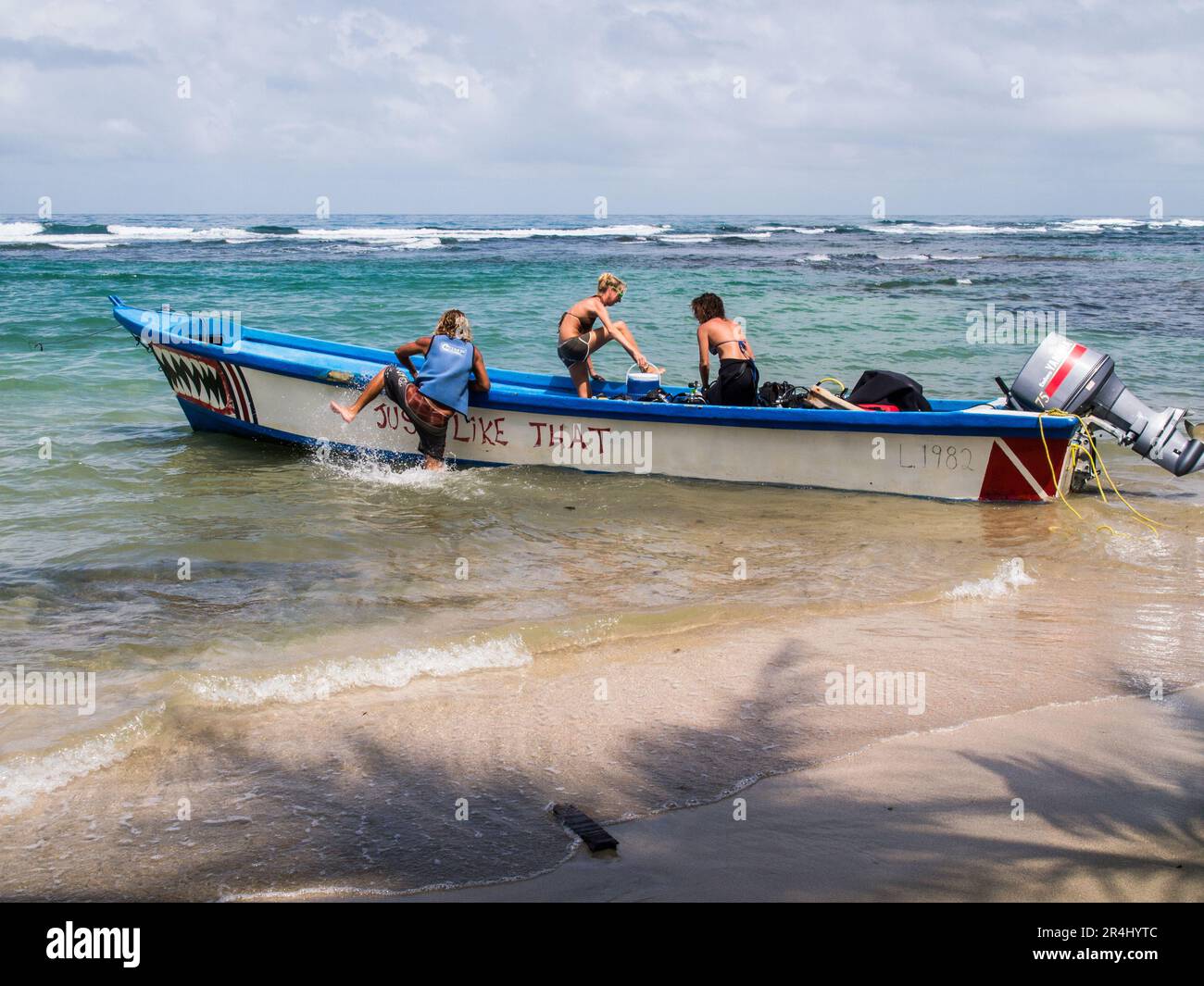 Three people diving hi-res stock photography and images - Alamy