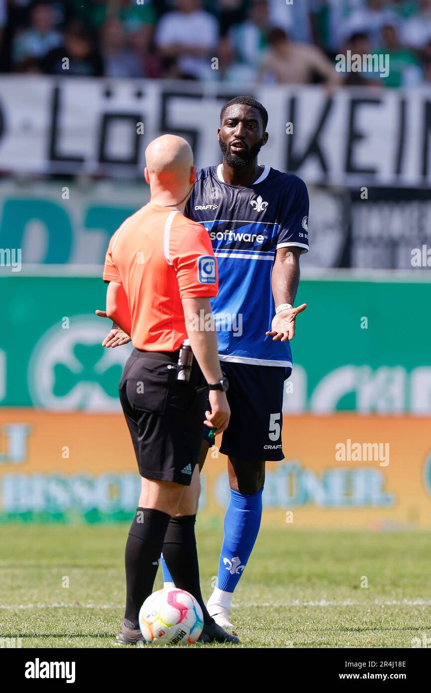 28 May 2023, Bavaria, Fürth: Soccer: 2. Bundesliga, SpVgg Greuther Fürth - Darmstadt 98, Matchday 34, Sportpark Ronhof Thomas Sommer. Darmstadt's Patric Pfeiffer (r) discusses with referee Nicolas Winter after his red card. Photo: Daniel Löb/dpa - IMPORTANT NOTE: In accordance with the requirements of the DFL Deutsche Fußball Liga and the DFB Deutscher Fußball-Bund, it is prohibited to use or have used photographs taken in the stadium and/or of the match in the form of sequence pictures and/or video-like photo series. Stock Photo