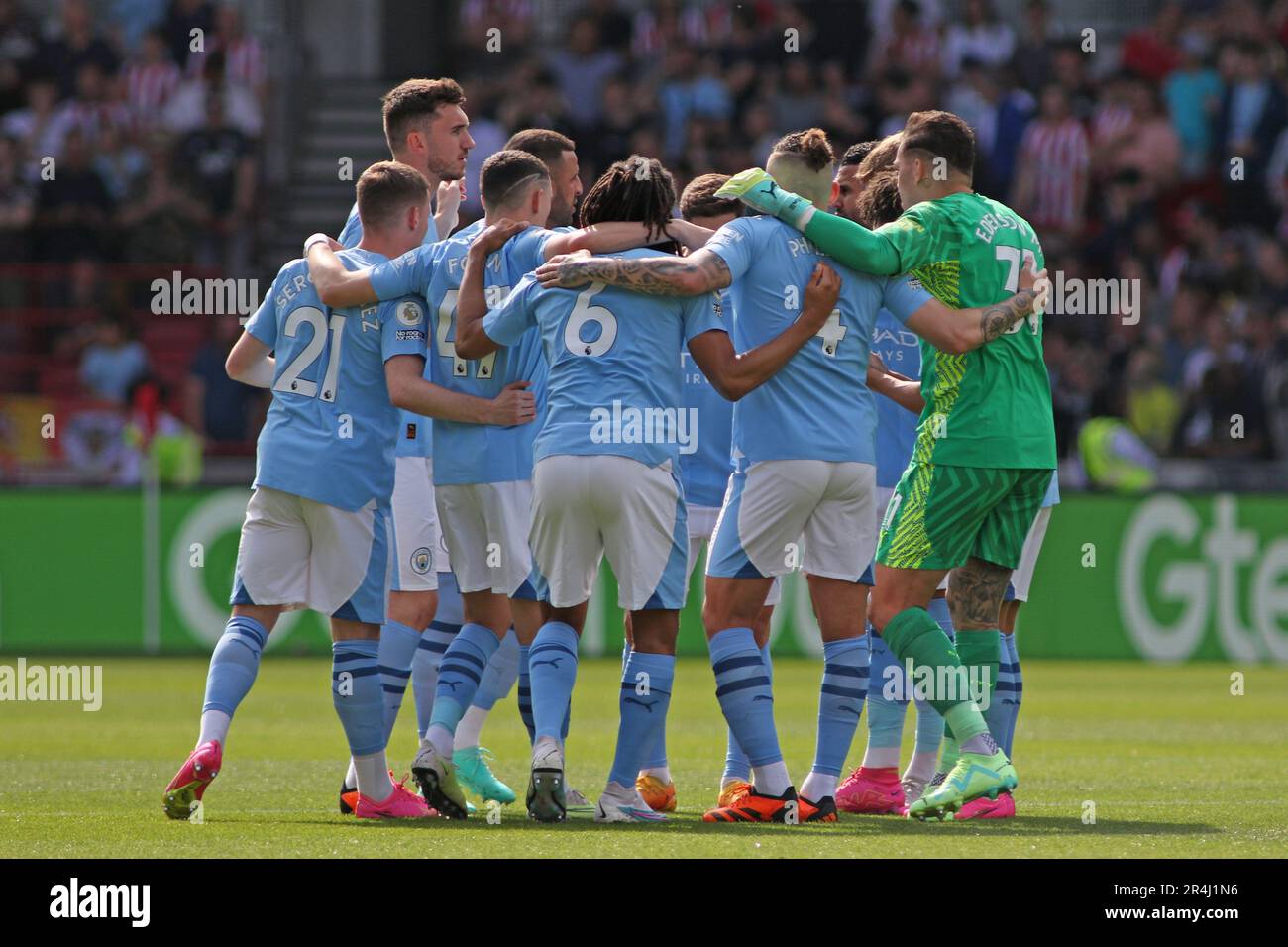 London, UK. 28th May, 2023. Manchester City team huddle for the second half during the Premier League match between Brentford and Manchester City at Gtech Community Stadium, London, England on 28 May 2023. Photo by Pedro Soares. Editorial use only, license required for commercial use. No use in betting, games or a single club/league/player publications. Credit: UK Sports Pics Ltd/Alamy Live News Stock Photo
