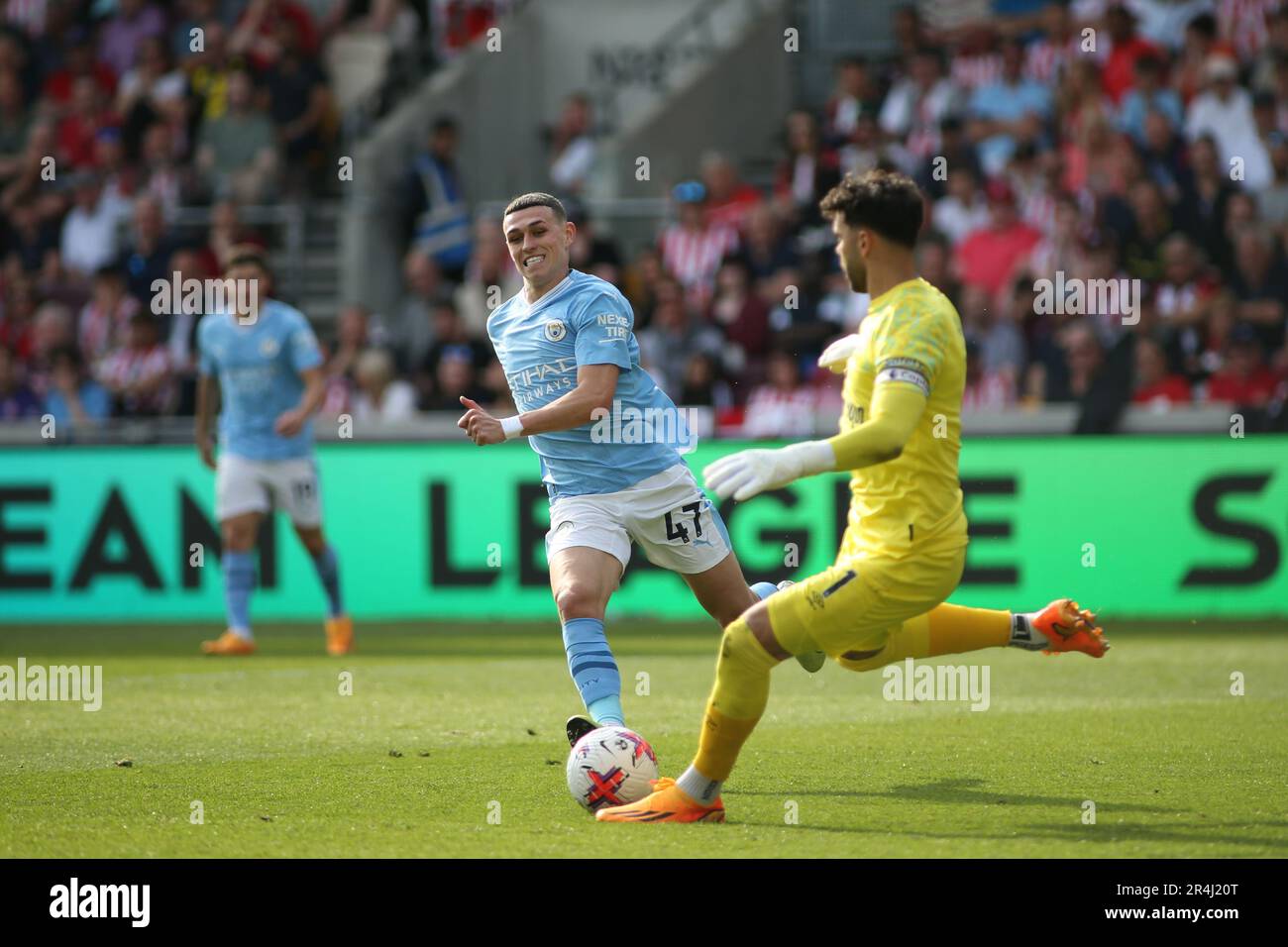 London, UK. 28th May, 2023. David Raya of Brentford pressured by Phil Foden of Manchester City during the Premier League match between Brentford and Manchester City at Gtech Community Stadium, London, England on 28 May 2023. Photo by Pedro Soares. Editorial use only, license required for commercial use. No use in betting, games or a single club/league/player publications. Credit: UK Sports Pics Ltd/Alamy Live News Stock Photo