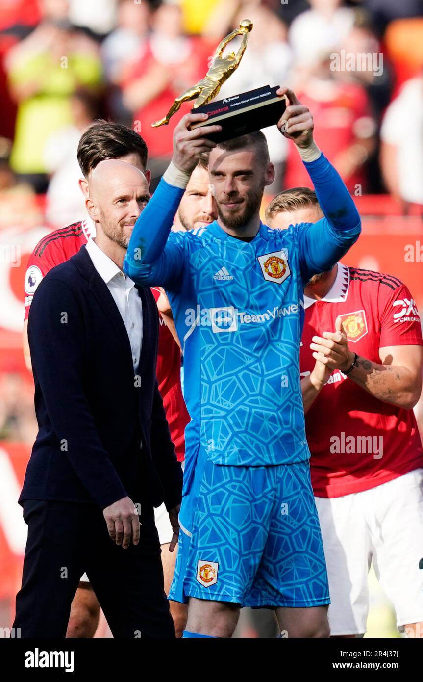 David De Gea and Mary Earps pose with Golden Glove awards 2022 23
