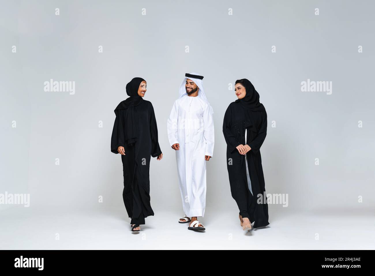 Beautiful arab middle-eastern women with traditional abaya dress and middle easter  man wearing kandora in studio - Group of arabic muslim adults portr Stock  Photo - Alamy