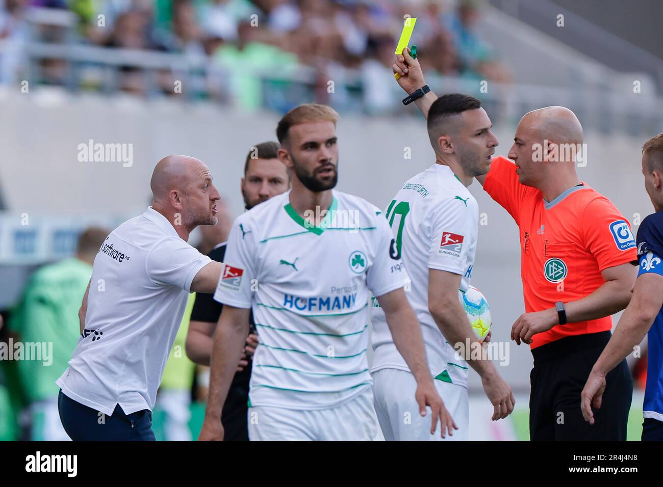 28 May 2023, Bavaria, Fürth: Soccer: 2. Bundesliga, SpVgg Greuther Fürth - Darmstadt 98, Matchday 34, Sportpark Ronhof Thomas Sommer. Referee Nicolas Winter (r) shows Darmstadt coach Torsten Lieberknecht the yellow card. Photo: Daniel Löb/dpa - IMPORTANT NOTE: In accordance with the requirements of the DFL Deutsche Fußball Liga and the DFB Deutscher Fußball-Bund, it is prohibited to use or have used photographs taken in the stadium and/or of the match in the form of sequence pictures and/or video-like photo series. Stock Photo