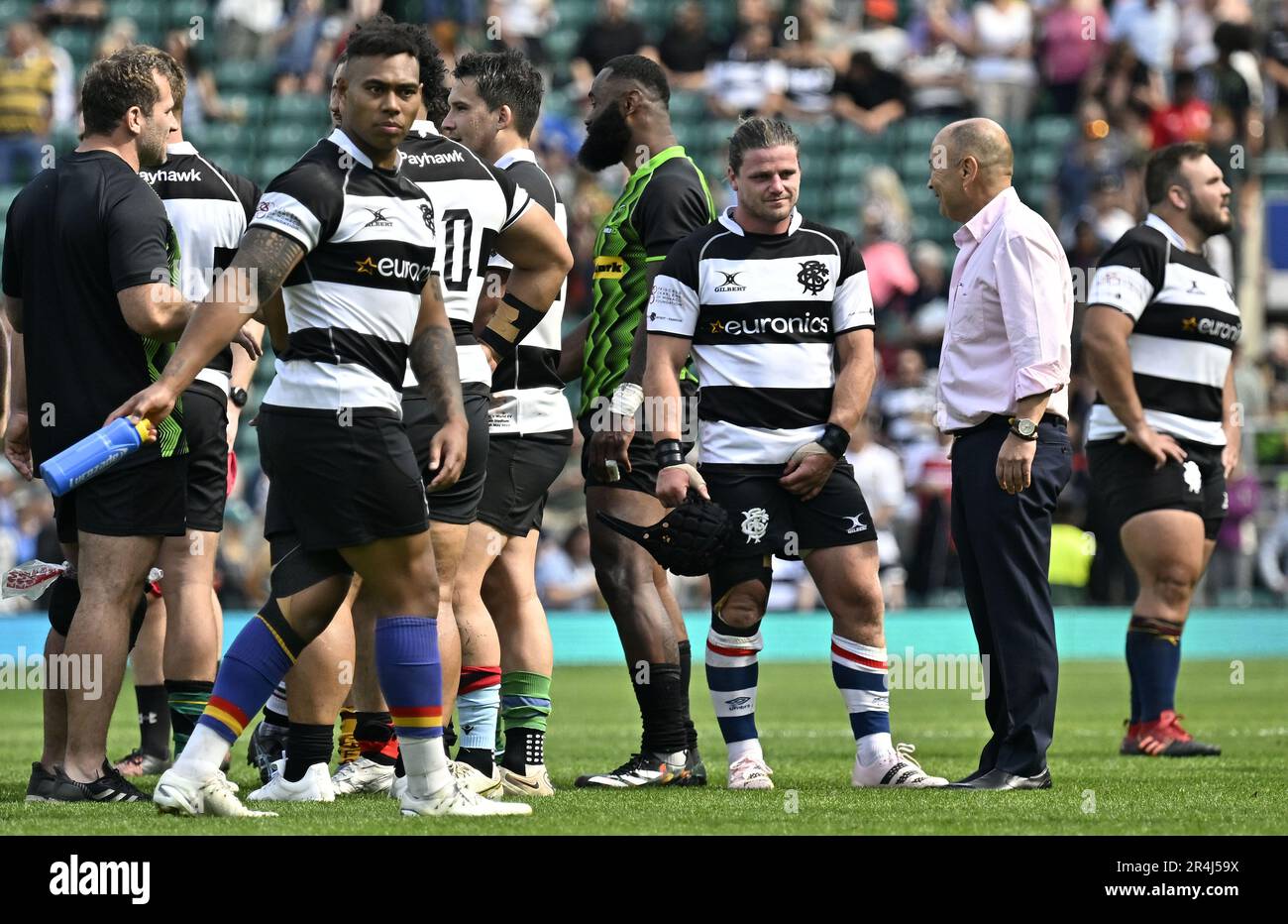 Twickenham, United Kingdom. 28th May, 2023. Barbarians Vs World XV. Twickenham Stadium. Twickenham . Eddie Jones (Barbarians, Head Coach, 2nd right) speaks to Harry Thacker (Barbarians) at the end of the gameduring the Killik Cup rugby match between Barbarians and a World XV. Credit: Sport In Pictures/Alamy Live News Stock Photo