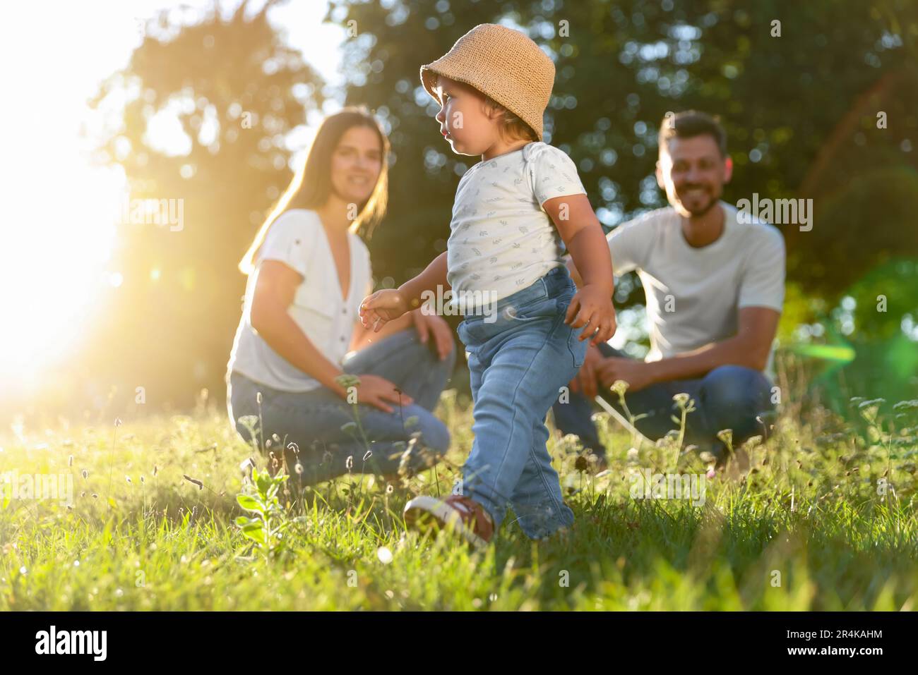 Mom young daughter dad family hi-res stock photography and images - Alamy