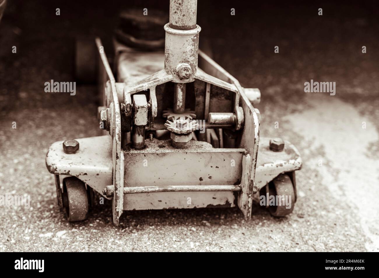 gear mechanism of a large professional automotive hydraulic floor jack