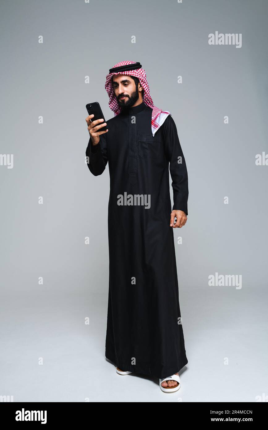 Handsome arab middle-eastern saudi arabian man with traditional saudi  clothing in studio - Arabic muslim adult male businessman wearing thwab  portrait Stock Photo - Alamy
