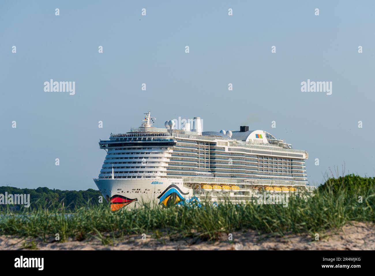 Das größte jemals in Kiel zu Gast gewesene Kreuzfahrtschiff die AIDAnova der TUI Cruises beim Auslaufen für eine Kreuzfahrt in die Ostsee nach Bergen Stock Photo