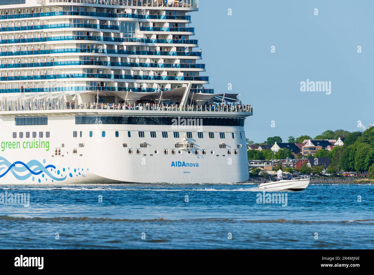 Das größte jemals in Kiel zu Gast gewesene Kreuzfahrtschiff die AIDAnova der TUI Cruises beim Auslaufen für eine Kreuzfahrt in die Ostsee nach Bergen Stock Photo