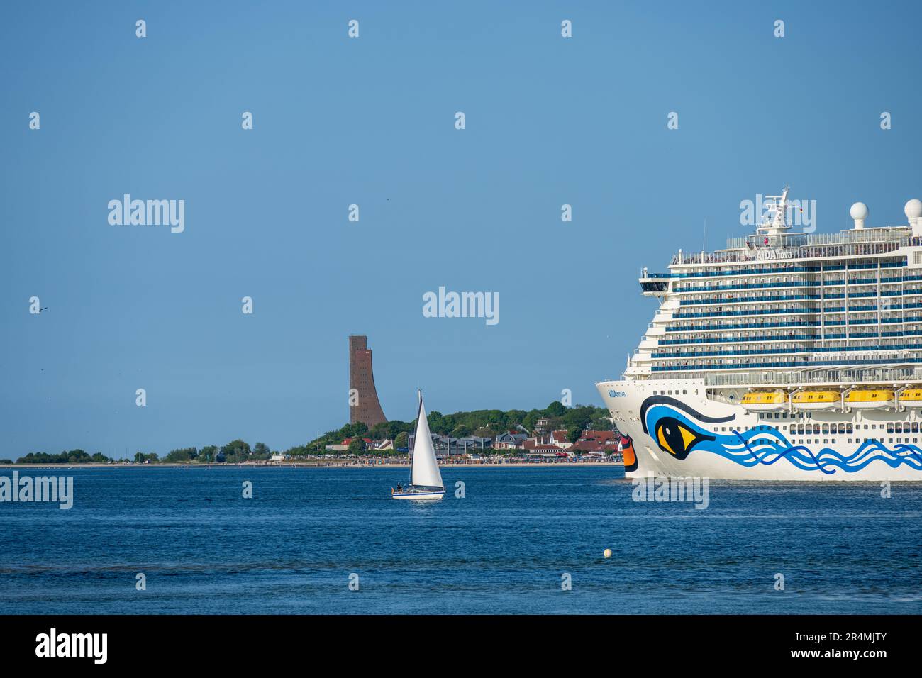 Das größte jemals in Kiel zu Gast gewesene Kreuzfahrtschiff die AIDAnova der TUI Cruises beim Auslaufen für eine Kreuzfahrt in die Ostsee nach Bergen Stock Photo