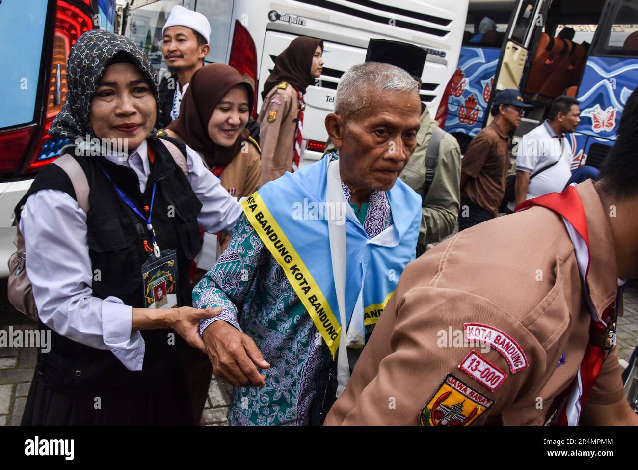 Bandung, West Java, Indonesia. May 29, 2023. Hajj pilgrims walk to the bus in Bandung. West Java, Indonesia. A total of 472 out of a total of 2,396 prospective pilgrims from the City of Bandung who were joined in a group of 16 departed for the Bekasi embarkation, after which they will depart for Mecca, Saudi Arabia. Credit: Dimas Rachmatsyah/Alamy Live News Stock Photo