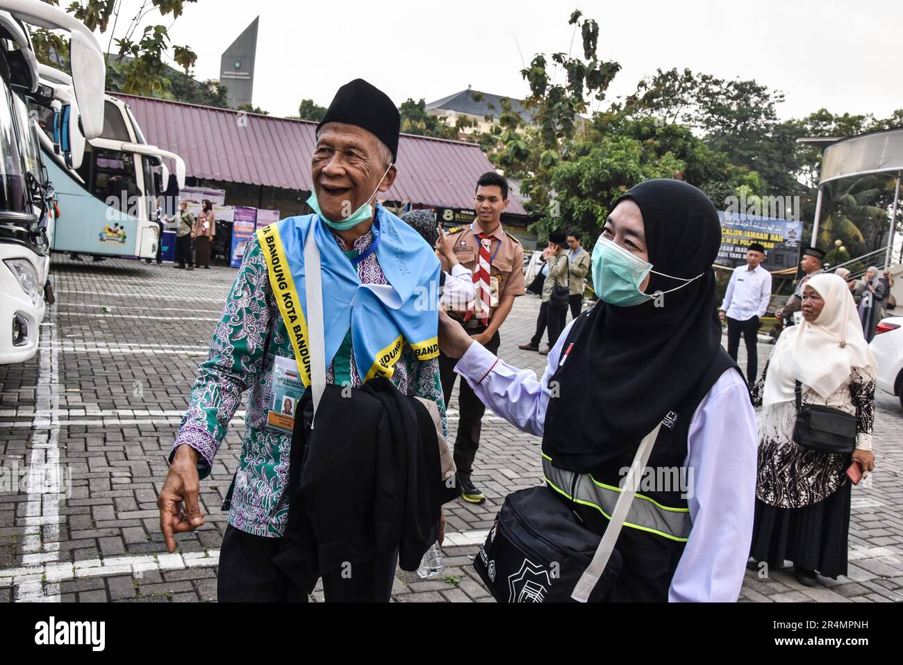 Bandung, West Java, Indonesia. May 29, 2023. Hajj pilgrims walk to the bus in Bandung. West Java, Indonesia. A total of 472 out of a total of 2,396 prospective pilgrims from the city of Bandung who joined a group of 16  departed for the Bekasi embarkation, after which they will depart for Mecca, Saudi Arabia. Credit: Dimas Rachmatsyah/Alamy Live News Stock Photo