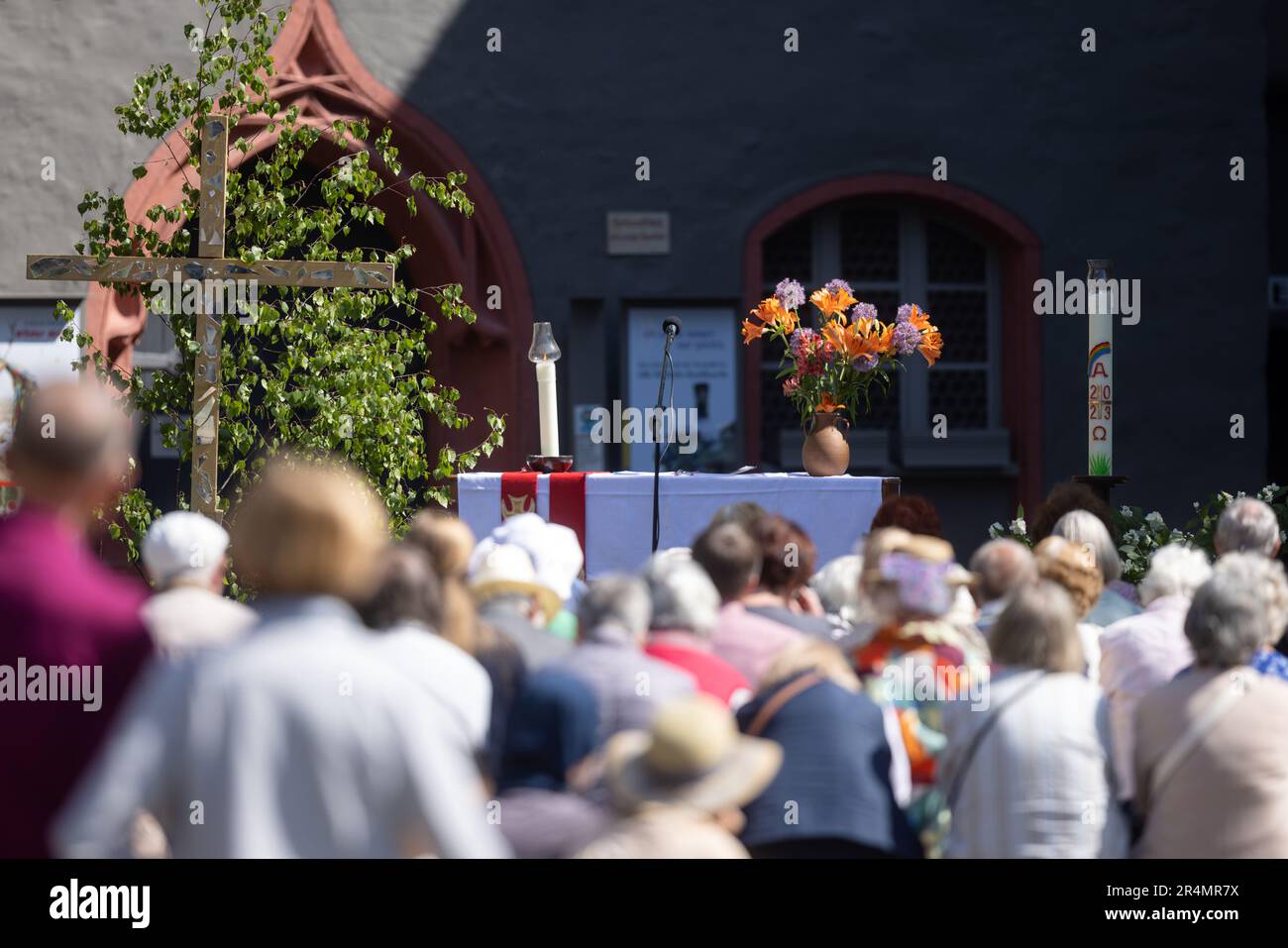 Jena, Germany. 29th May, 2023. Worshippers follow an ecumenical open-air service in the market square on Whit Monday. Throughout Thuringia, numerous events take place over Whitsun. Credit: Michael Reichel/dpa/Alamy Live News Stock Photo