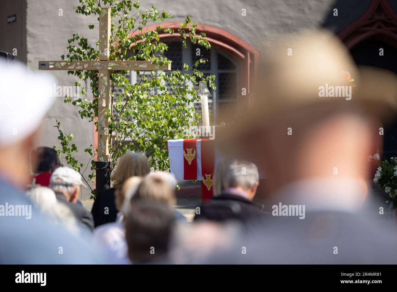 Jena, Germany. 29th May, 2023. Worshippers follow an ecumenical open-air service in the market square on Whit Monday. Throughout Thuringia, numerous events take place over Whitsun. Credit: Michael Reichel/dpa/Alamy Live News Stock Photo