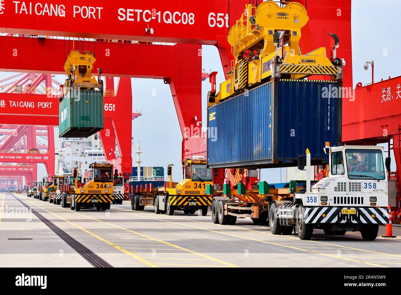 (FILE) The production scene of Taicang Zheng International Wharf in ...