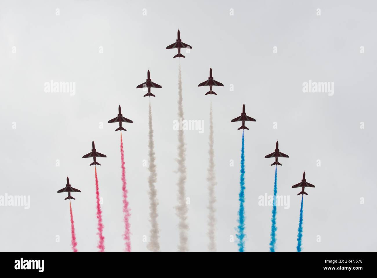 Red Arrows marking 100 years of the RAF flying down The Mall in London Stock Photo