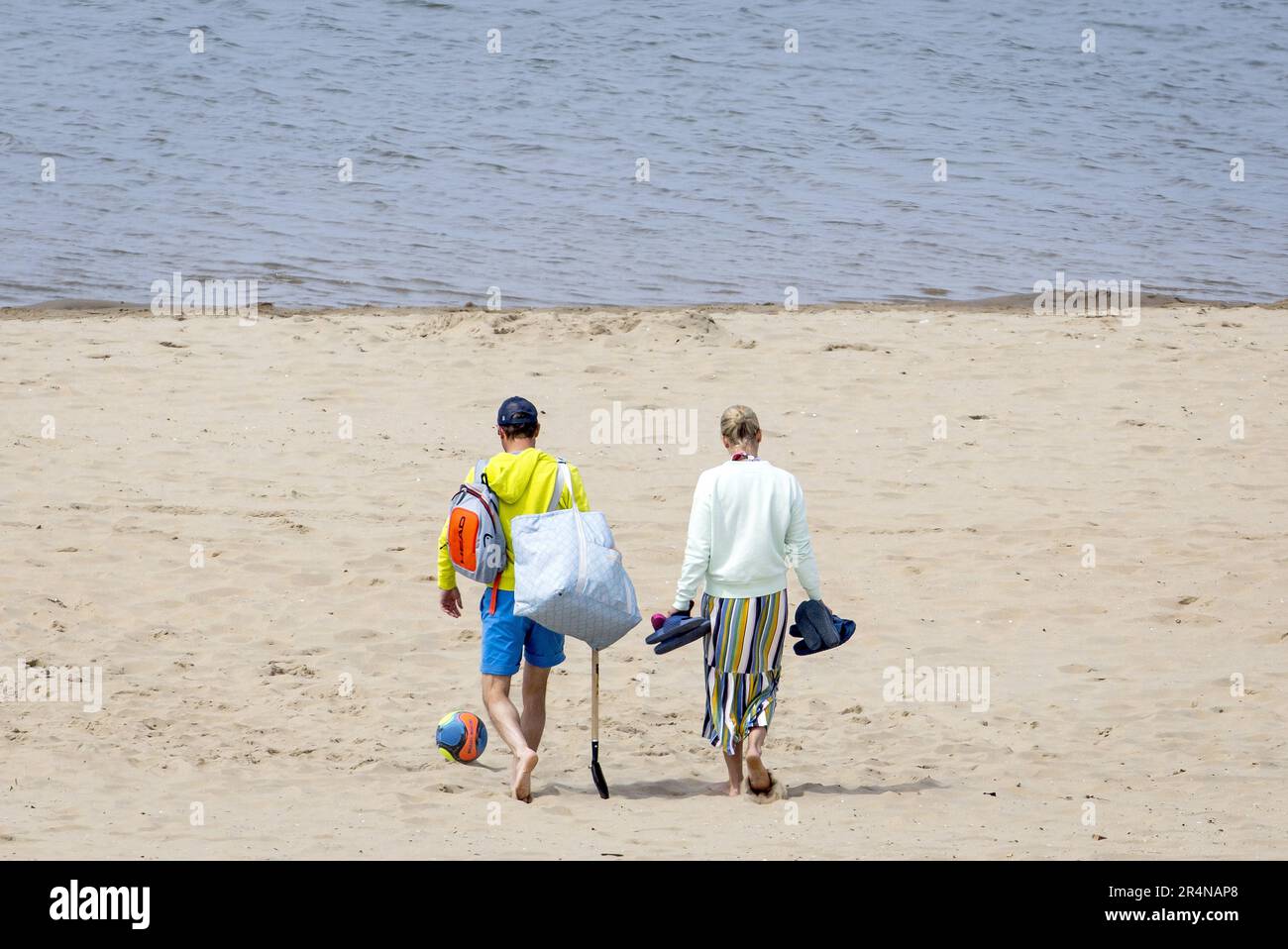 BLOEMENDAAL AAN ZEE - Day trippers on the beach on Whit Monday. Many people go out on this day off. ANP KOEN VAN WEEL netherlands out - belgium out Stock Photo