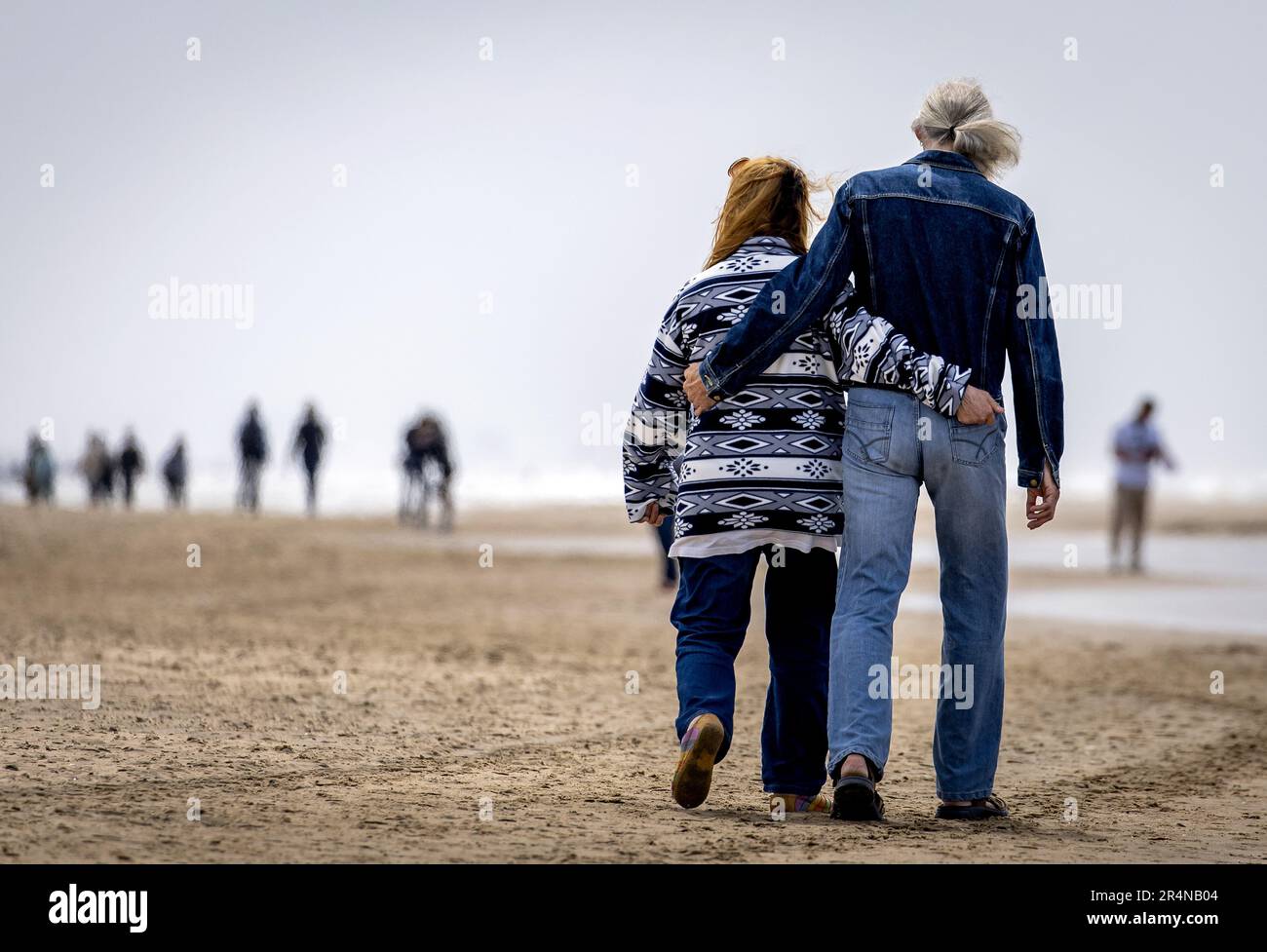 BLOEMENDAAL AAN ZEE - Day trippers on the beach on Whit Monday. Many people go out on this day off. ANP KOEN VAN WEEL netherlands out - belgium out Stock Photo