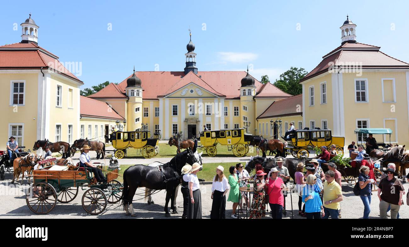 29 May 2023, Saxony, Hohenprießnitz, Bad Düben: With stagecoaches, Landauers, wagonettes and hunting carriages, excursionists stand with cool drinks in the castle courtyard of the baroque castle Hohenprießnitz. Every year at Whitsun, friends and acquaintances meet with Siegfried Händler from the Bad Düben carriage driving service for a day trip to the surrounding area in northern Saxony. Photo: Waltraud Grubitzsch/dpa Stock Photo