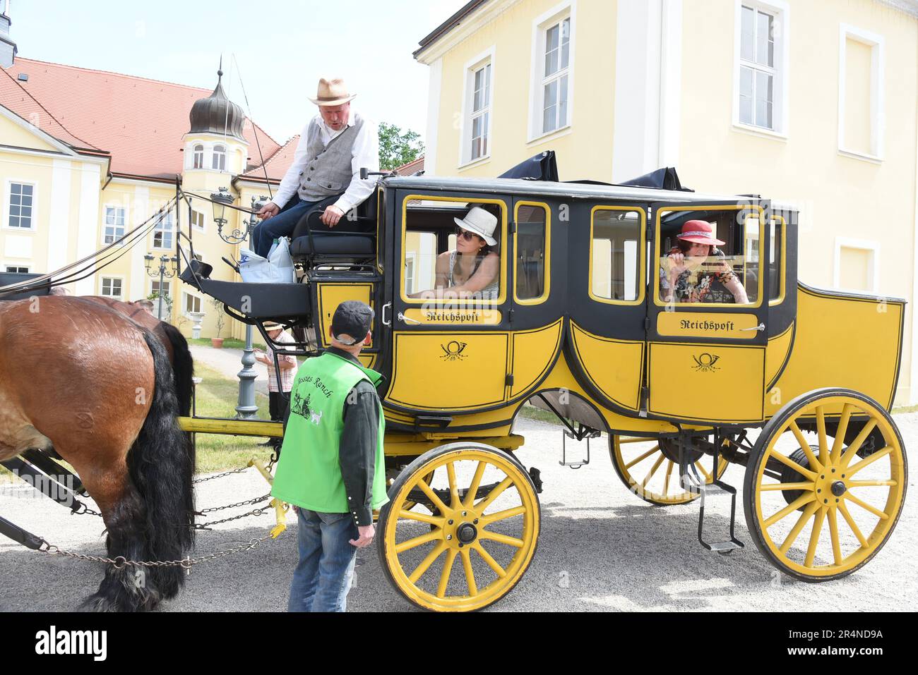 29 May 2023, Saxony, Hohenprießnitz, Bad Düben: Excursionists sit in a stagecoach from 1939 from the Kracht family business in the castle courtyard of the baroque castle Hohenprießnitz. Every year at Whitsun, friends and acquaintances meet with Siegfried Händler from the Bad Düben carriage driving service for a day trip with stagecoaches, Landauers, wagonettes and hunting carriages for a trip to the surrounding area in northern Saxony. Photo: Waltraud Grubitzsch/dpa Stock Photo