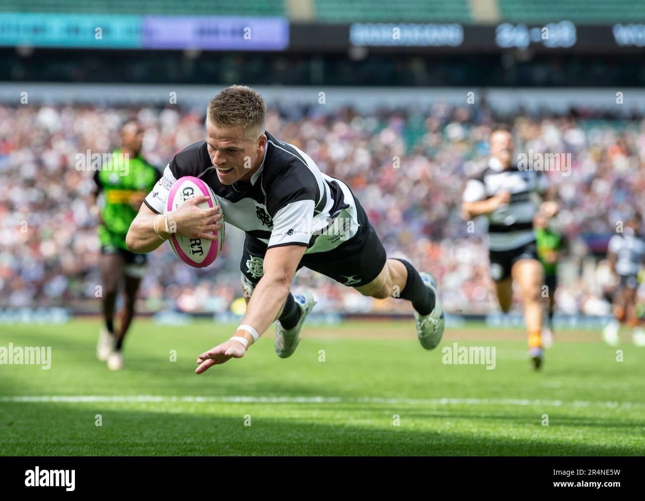 Gareth Anscombe of the Barbarians scores a try during the Killik Cup match between Barbarians and World XV at Twickenham Stadium on May 28, 2023 in Lo Stock Photo