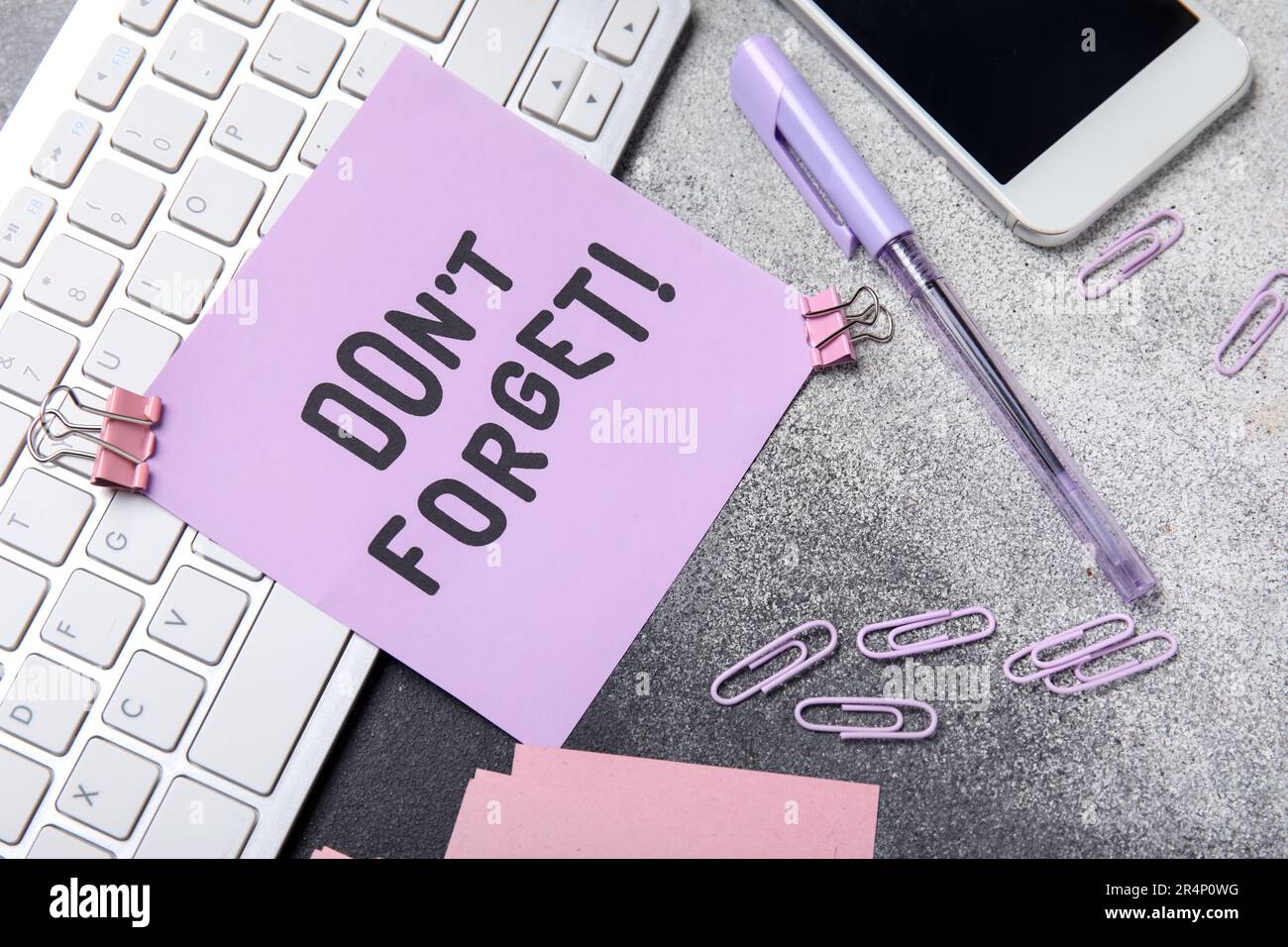 Don't forget reminder with stationery, computer keyboard on black and ...