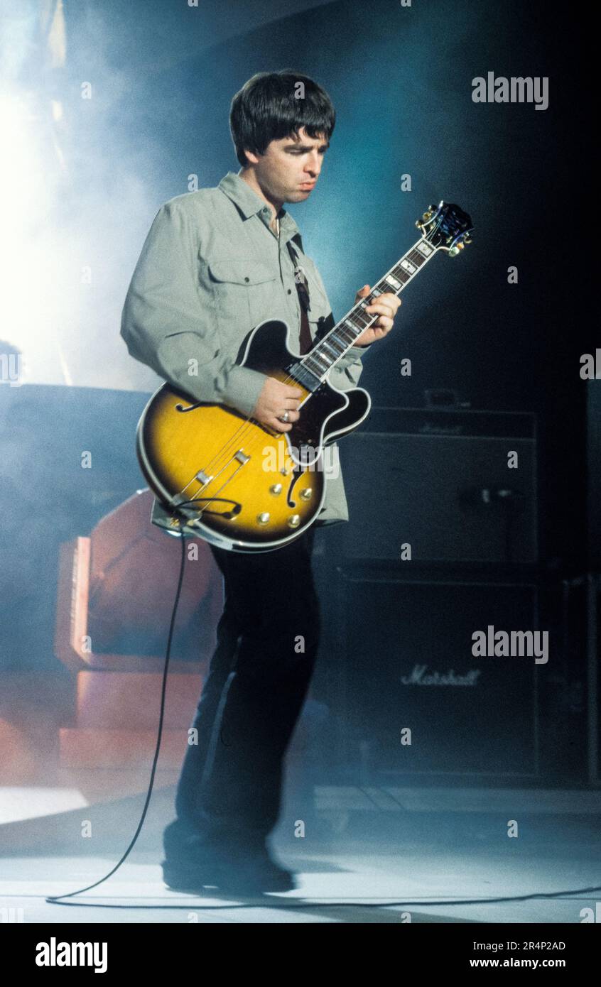 OASIS, BE HERE NOW TOUR, 1997: Noel Gallagher of Oasis at Cardiff International Arena CIA on the Be Here Now Tour in Cardiff, Wales, UK on 10 December 1997.  Photo: Rob Watkins Stock Photo