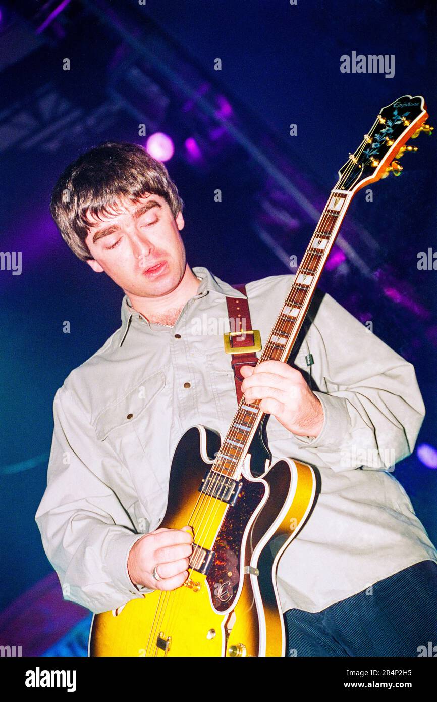 OASIS, BE HERE NOW TOUR, 1997: Noel Gallagher of Oasis at Cardiff International Arena CIA on the Be Here Now Tour in Cardiff, Wales, UK on 10 December 1997.  Photo: Rob Watkins Stock Photo