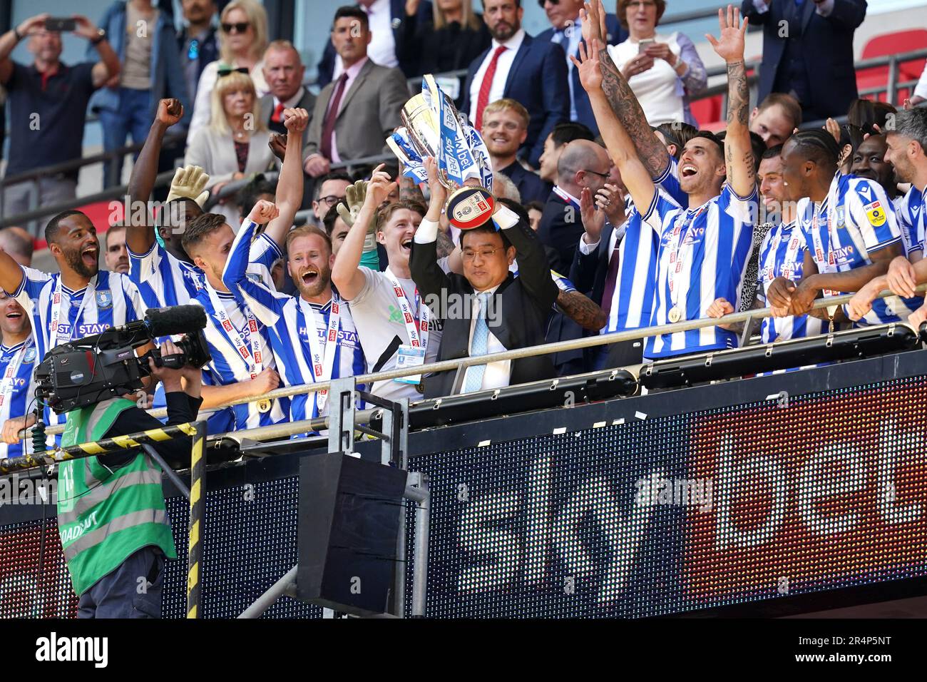 Sheffield United owner Dejphon Chansiri (centre) celebrates with the trophy following victory in the Sky Bet League One play-off final at Wembley Stadium, London. Picture date: Monday May 29, 2023. Stock Photo