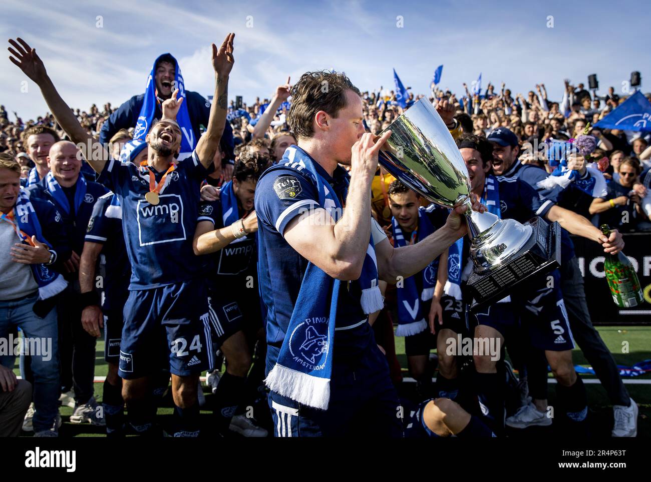 BLOEMENDAAL Players of Pinoke celebrate the national championship after the 2nd game of the