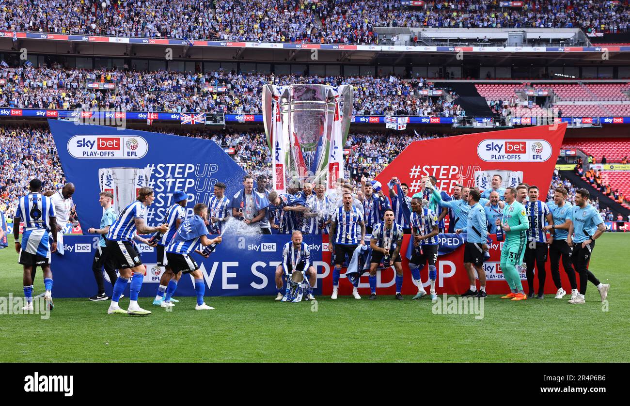 London, UK. 29th May, 2023. Sheffield Wednesday squad celebrate the win during the Sky Bet League 1 match at Wembley Stadium, London. Picture credit should read: David Klein/Sportimage Credit: Sportimage Ltd/Alamy Live News Stock Photo