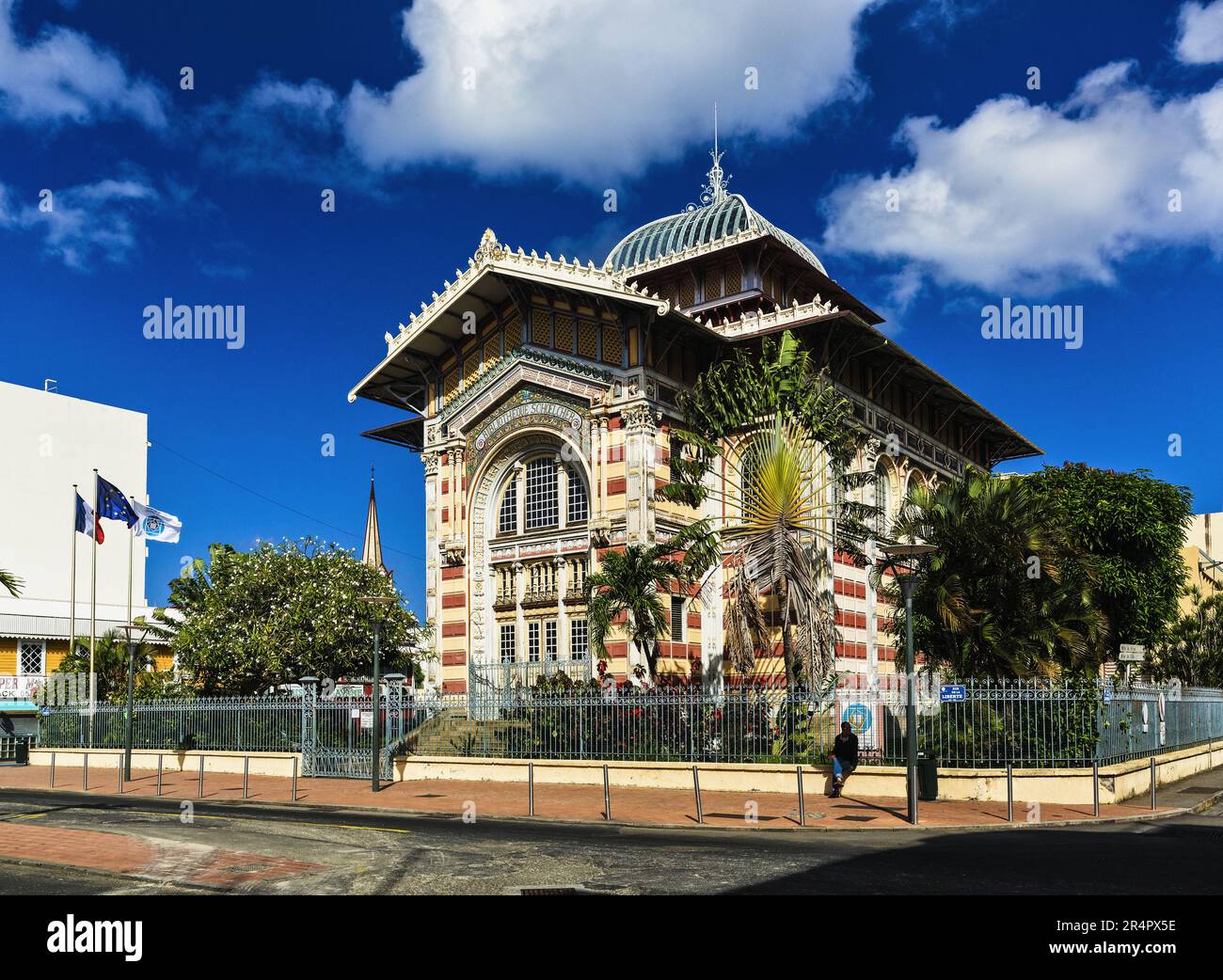 FRENCH WEST INDIES. MARTINIQUE. FORT-DE-FRANCE. THE FACADE OF THE SCHOELCHER LIBRARY AND IN THE BACKGROUND, THE SAINT-LOUIS CATHEDRAL Stock Photo