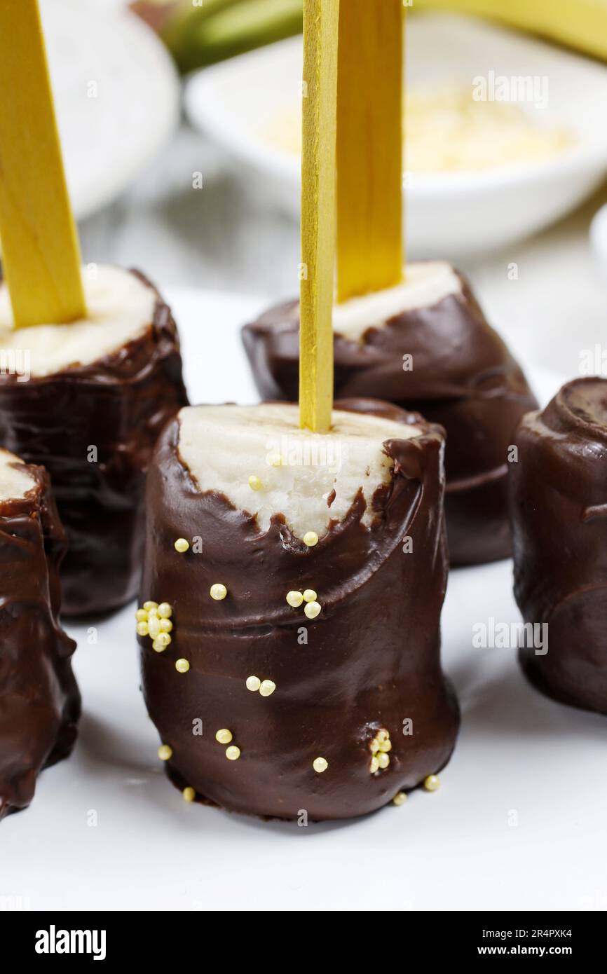 How to make chocolate dipped bananas step by step, tutorial. Party