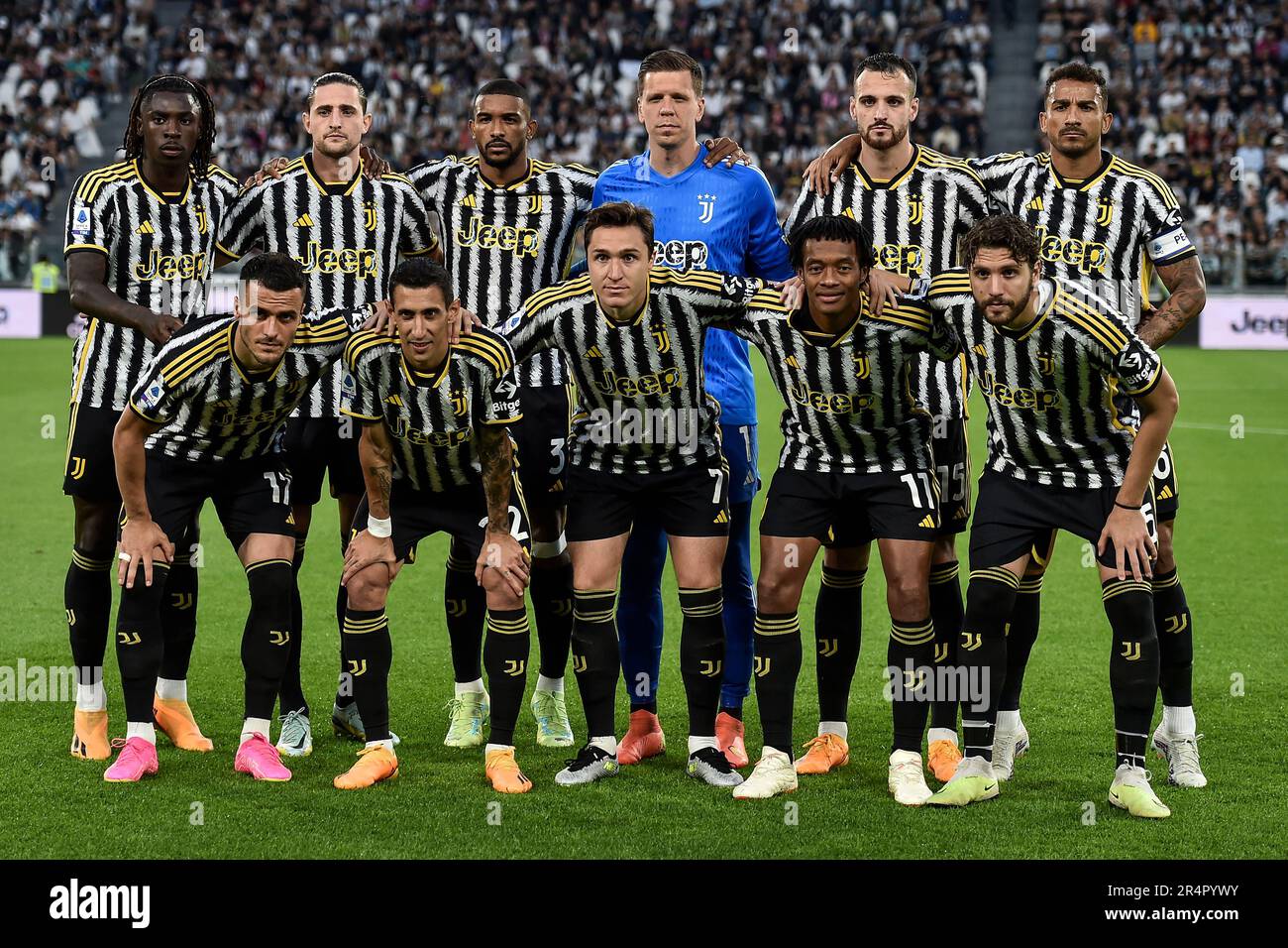 Juventus players pose for a team photo during the Serie A football