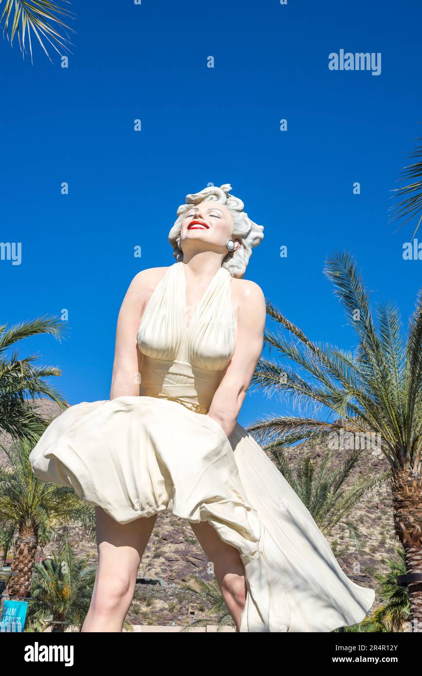 The Forever Marilyn a giant statue of Marilyn Monroe designed by Seward  Johnson in front of the Palm Springs Art Museum. - Palm Springs,  California, U Stock Photo - Alamy