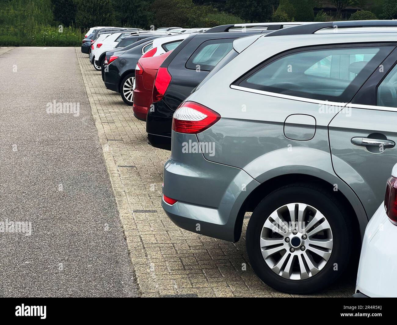Cars parked near modern hi-res stock photography and images - Alamy