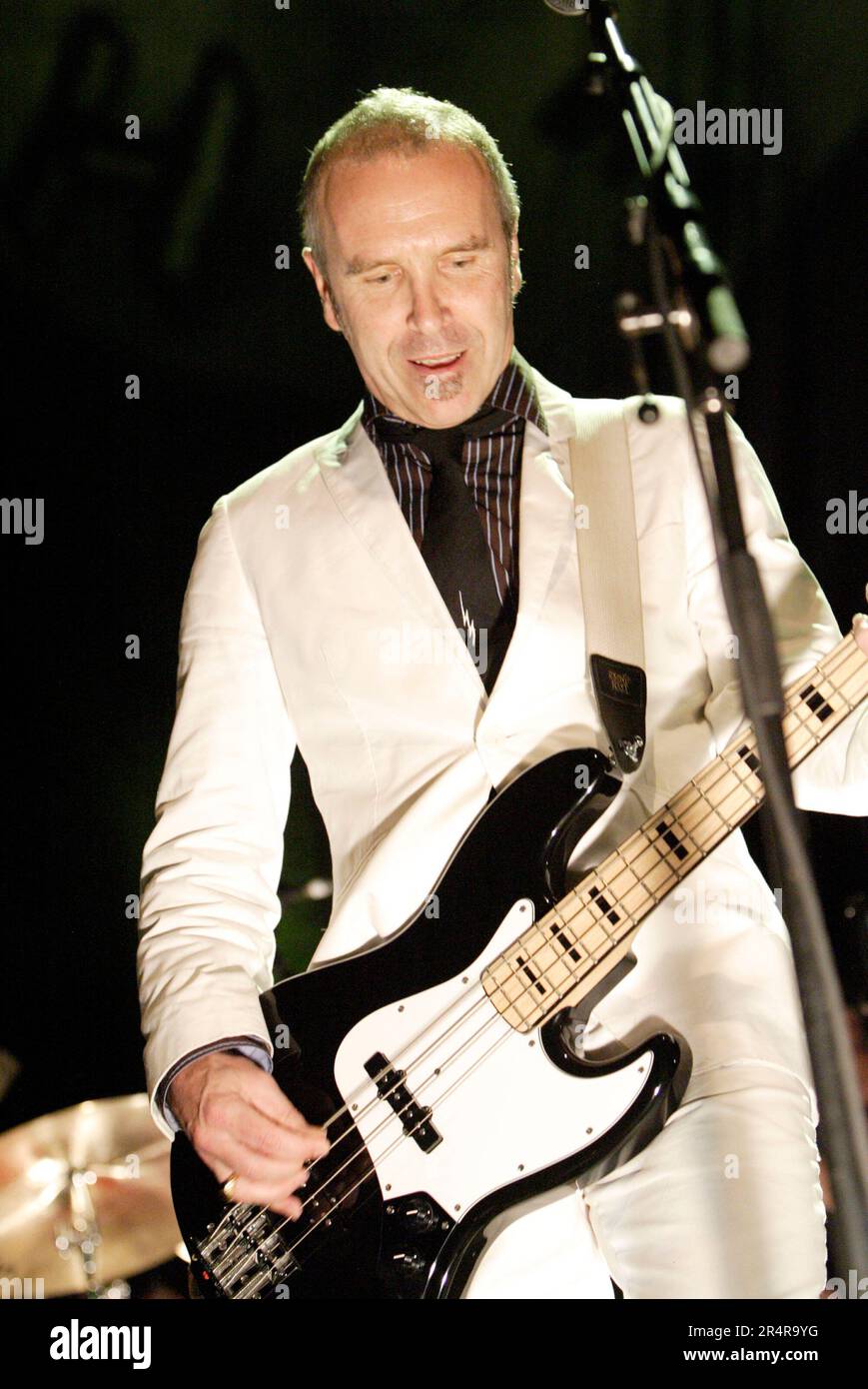 Crowded House commence a world tour with a performance at Sydney