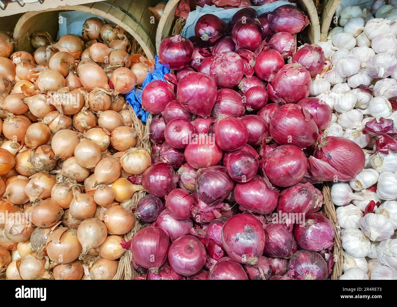 Pile different onion varieties hi-res stock photography and images - Alamy