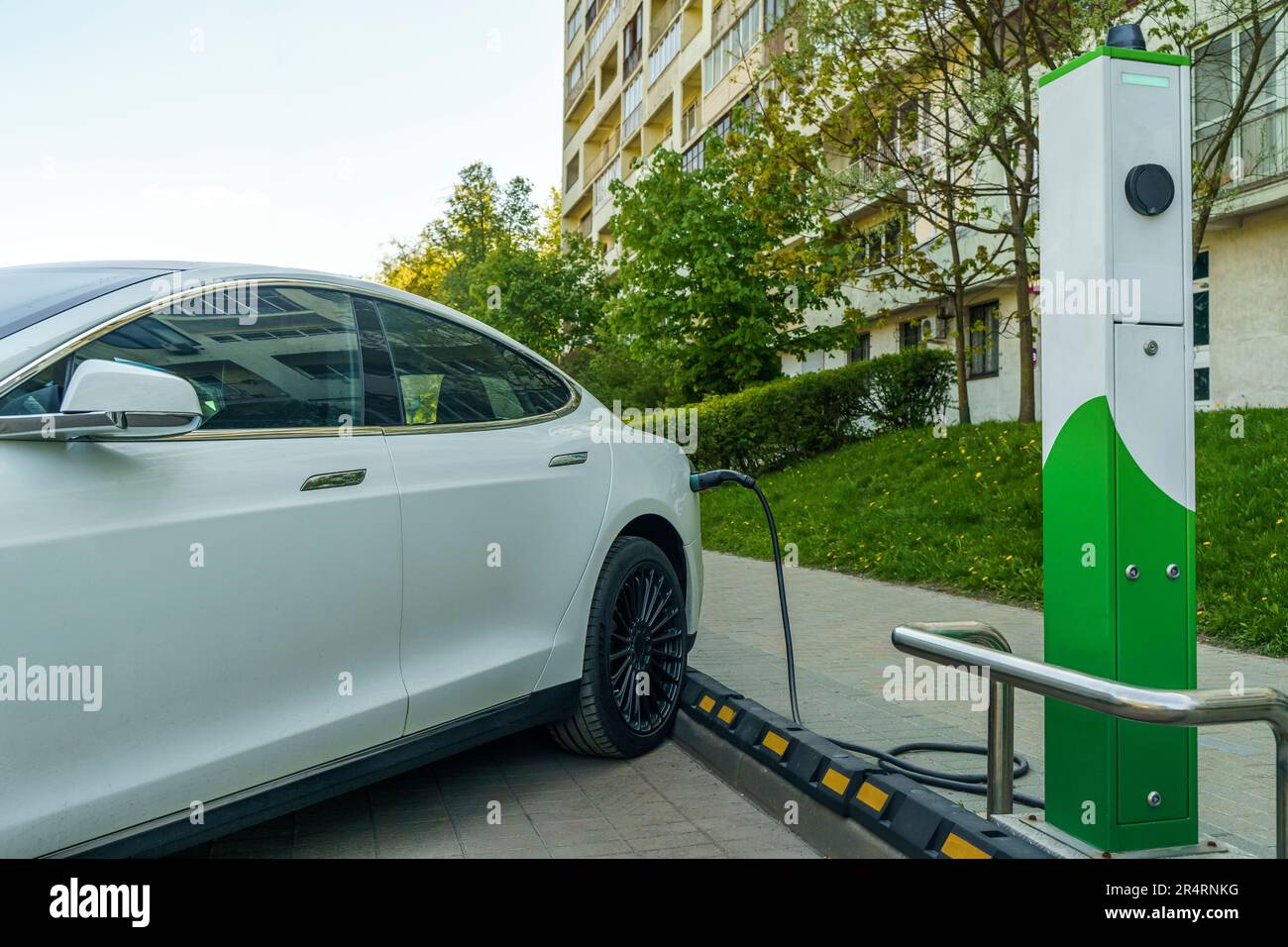 Charging station for electric cars. Types and connectors of ports for
