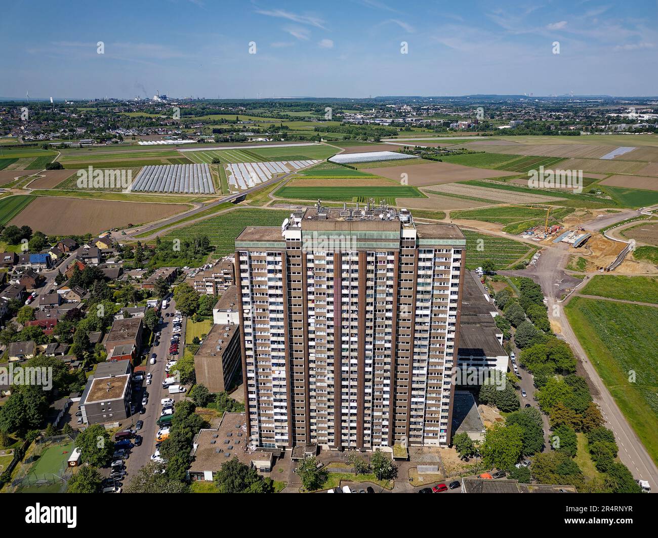 High rise housing estate hi-res stock photography and images - Alamy