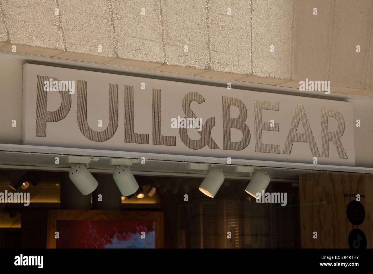 Pullbear hi-res stock photography and images - Alamy