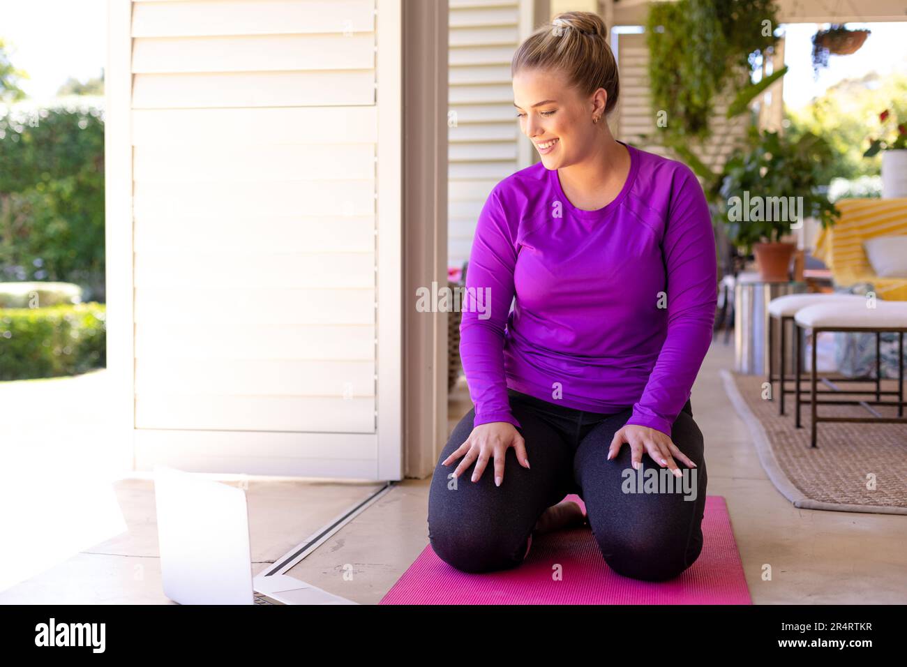 Kneeling young woman hi-res stock photography and images - Alamy