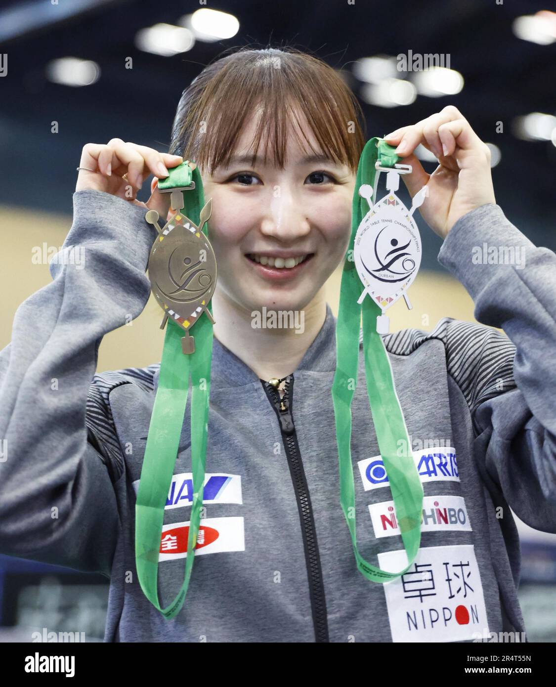 Hina Hayata of Japan poses with her silver medal (R) in the mixed ...