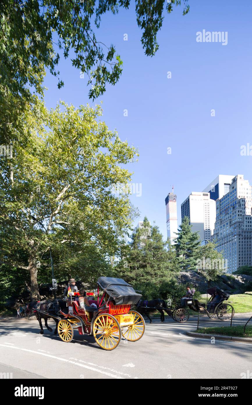 Central park horse and carriage hi-res stock photography and images - Alamy