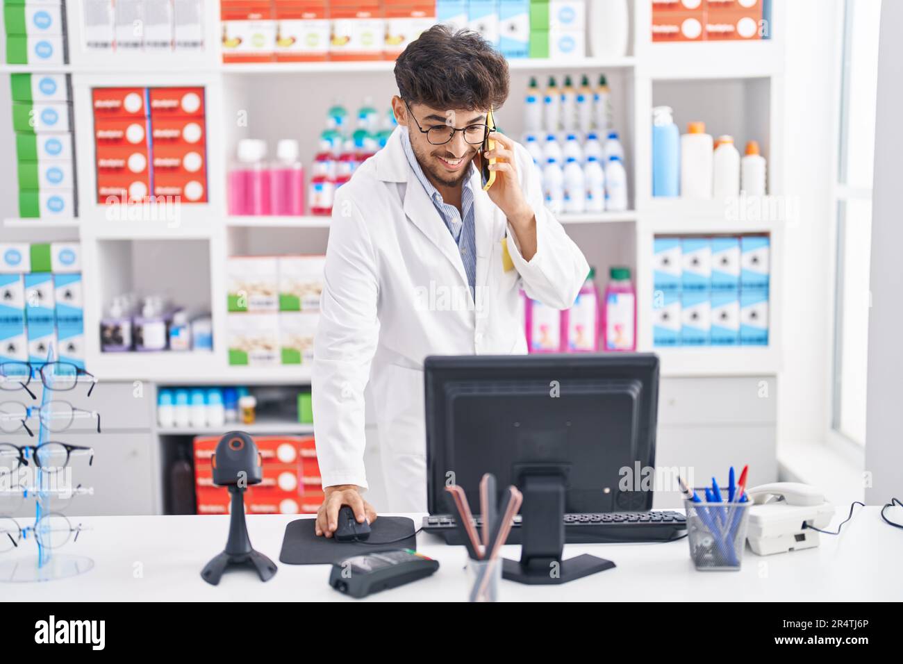 Arab pharmacist at counter hi-res stock photography and images - Alamy
