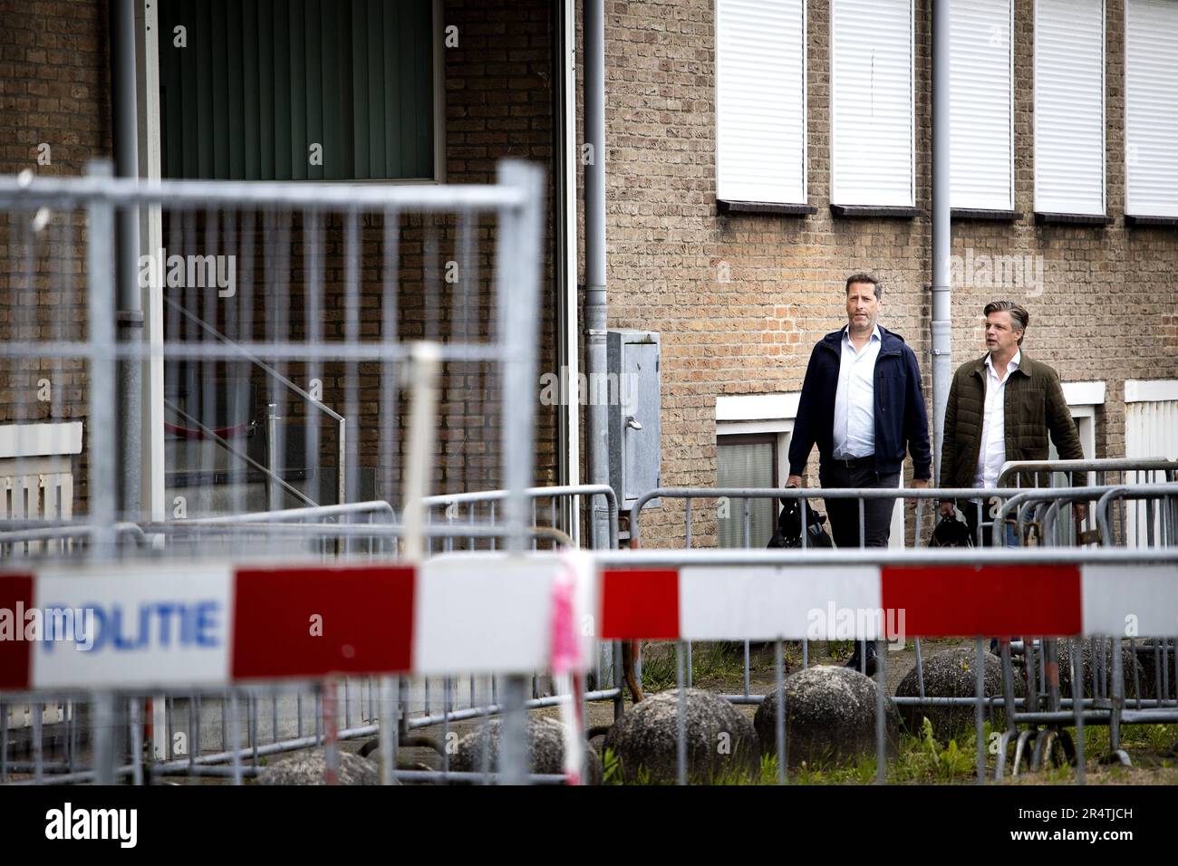 AMSTERDAM - Lawyers Mark Dunsbergen (l) and Robert van t Land (r) arrive at the court for the continuation of the extensive Marengo liquidation process, for the plea in the case of Said R. Against their client and also the alleged right-hand man of main suspect Ridouan Taghi has been sentenced to life imprisonment. ANP RAMON VAN FLYMEN netherlands out - belgium out Stock Photo